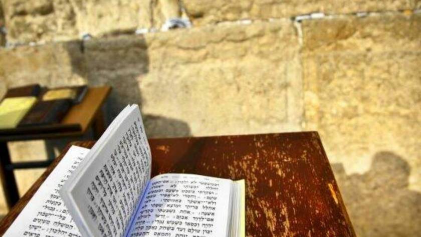 Livre ouvert en hébreu devant le kotel TMPI Yeshiva