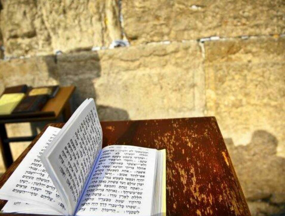 Livre ouvert en hébreu devant le kotel TMPI Yeshiva